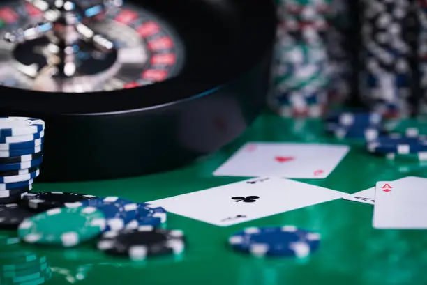 Màn hình điện thoại hiển thị tựa game slot 990ok với giao diện tiếng Việt